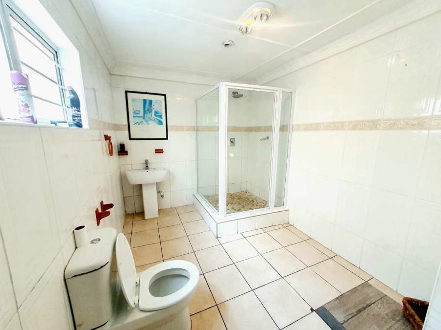 To Let 5 Bedroom Property for Rent in Vincent Eastern Cape